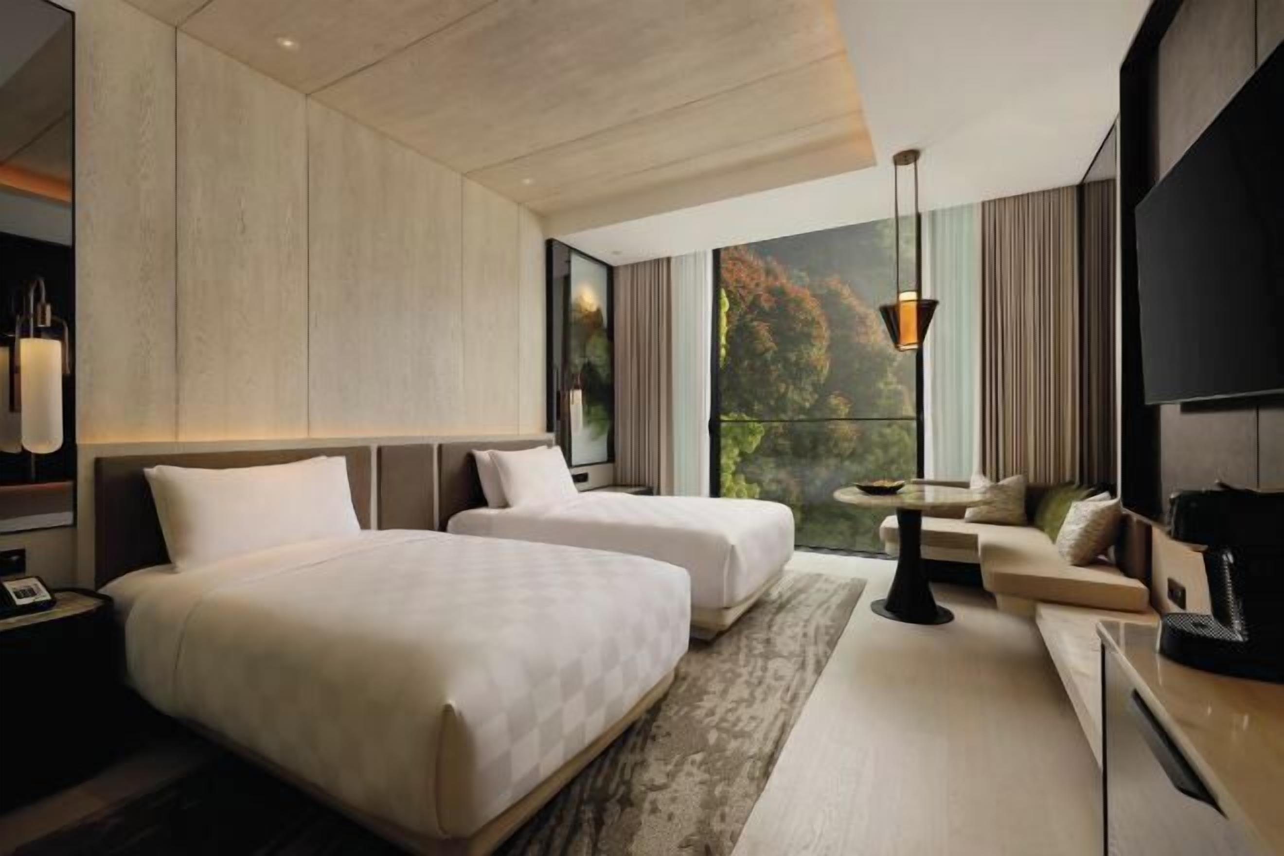Premium bedding, in-room safe, laptop workspace, iron/ironing board