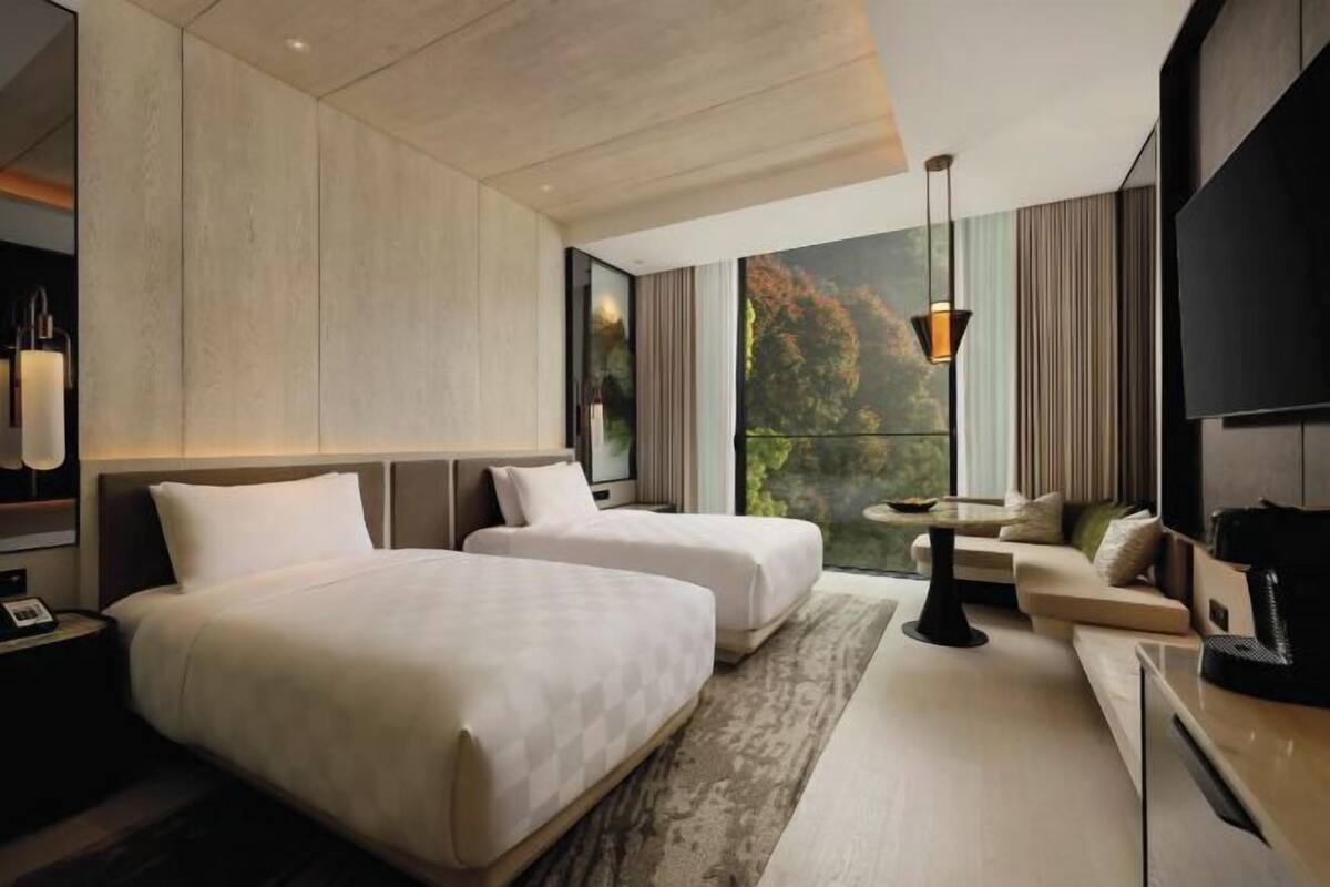 Premium bedding, in-room safe, laptop workspace, iron/ironing board