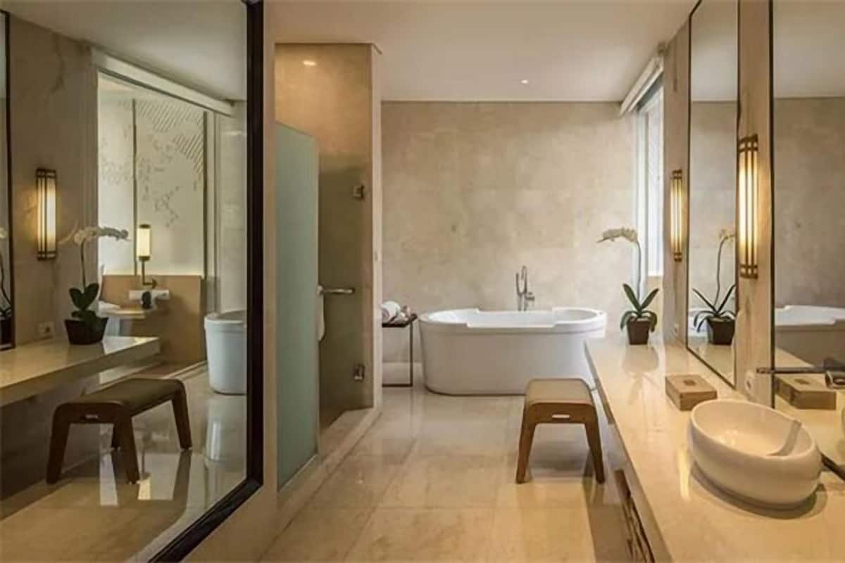 Badkamer | Gratis toiletartikelen, een haardroger, badjassen, pantoffels