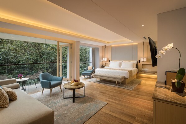 Premier Suite, 1 King Bed | Premium bedding, in-room safe, laptop workspace, iron/ironing board