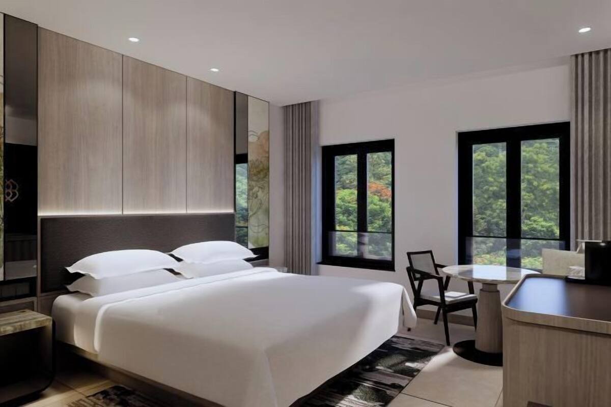 Premium bedding, in-room safe, laptop workspace, iron/ironing board