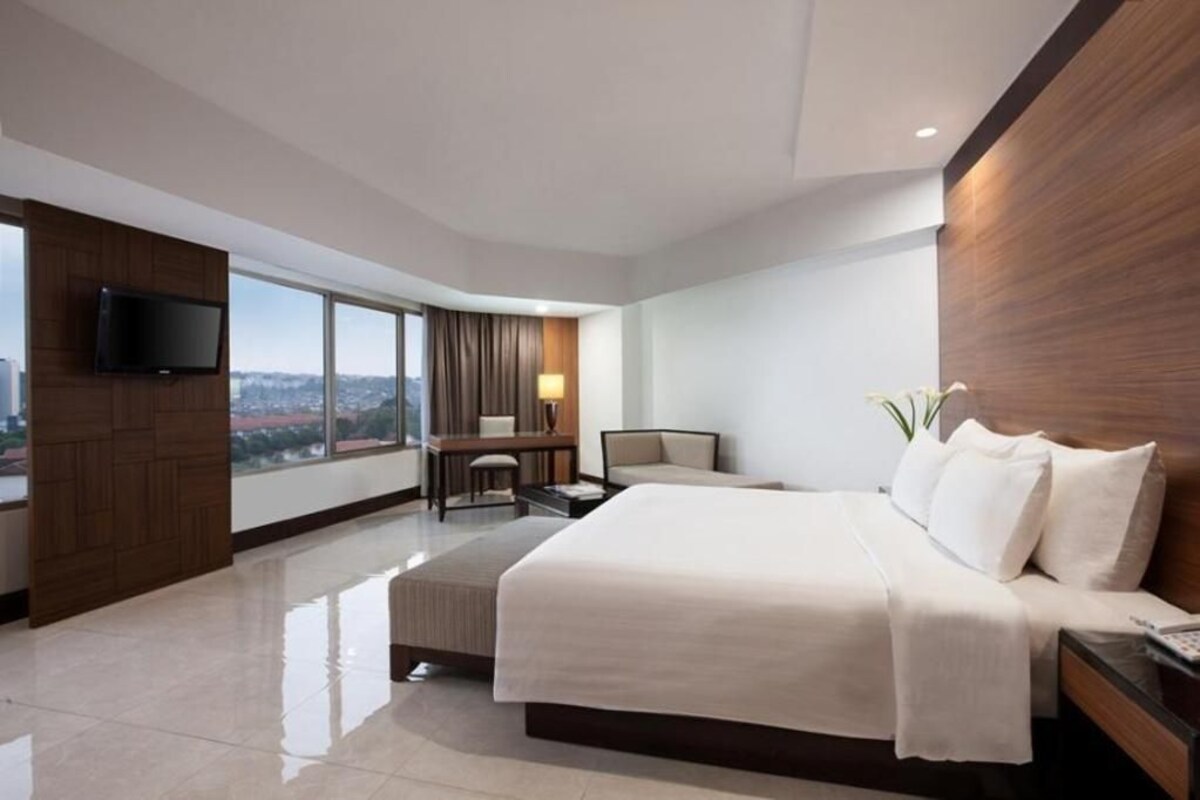Minibar, brankas, meja kerja, dan setrika/meja setrika