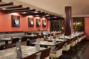 2 restaurants; breakfast, lunch, and dinner served - Hotel Santika Premiere Semarang (Semarang)