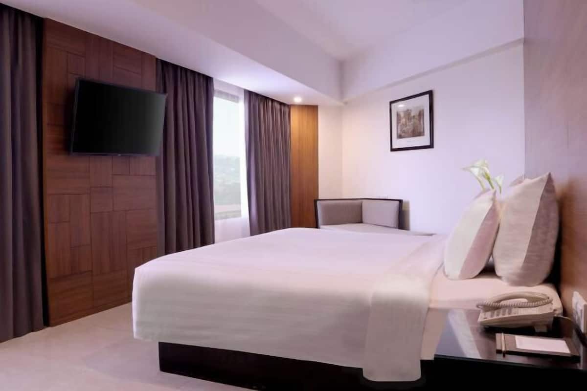 Minibar, in-room safe, desk, iron/ironing board