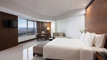 Executive Suite Room King | Minibar, in-room safe, desk, iron/ironing board