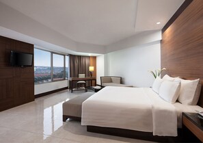 Executive Suite Room King | Minibar, in-room safe, desk, iron/ironing board