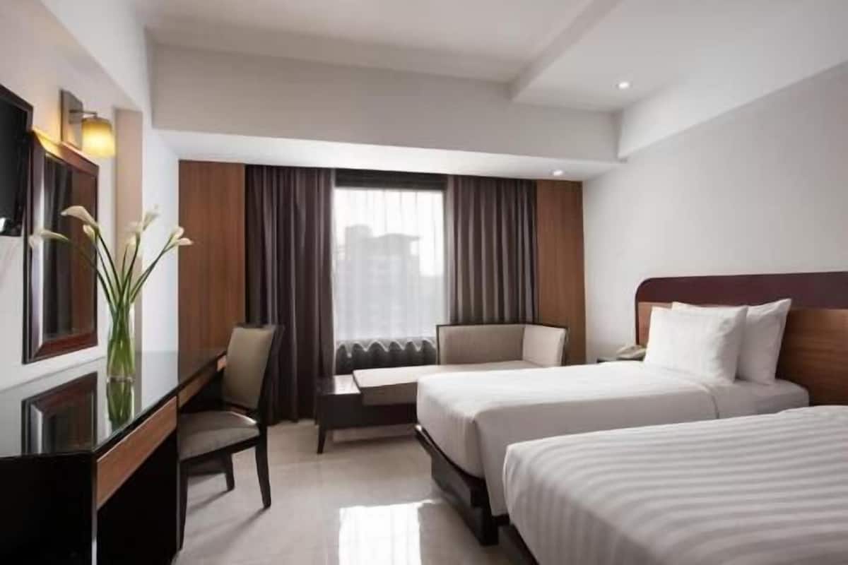 Minibar, in-room safe, desk, iron/ironing board