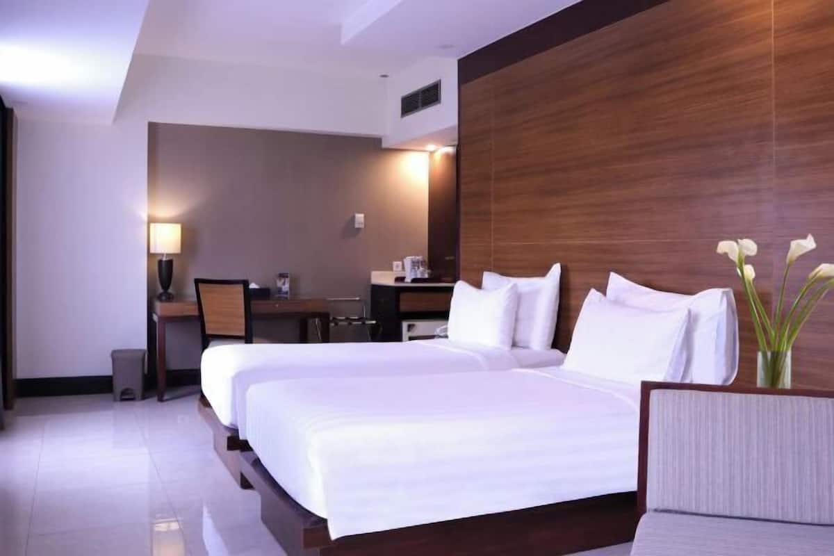 Minibar, in-room safe, desk, iron/ironing board