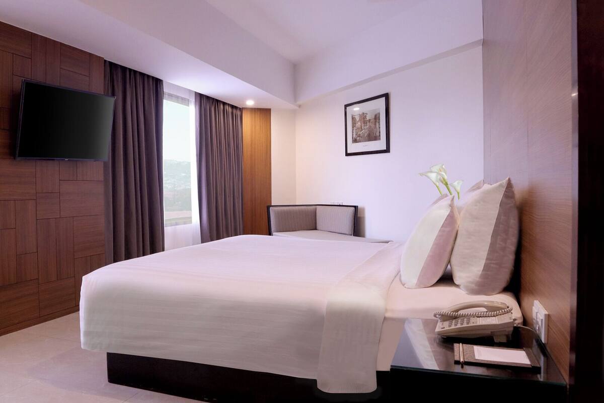Minibar, in-room safe, desk, iron/ironing board (on request)