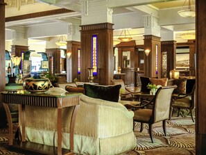 2 bares/lounges, pub