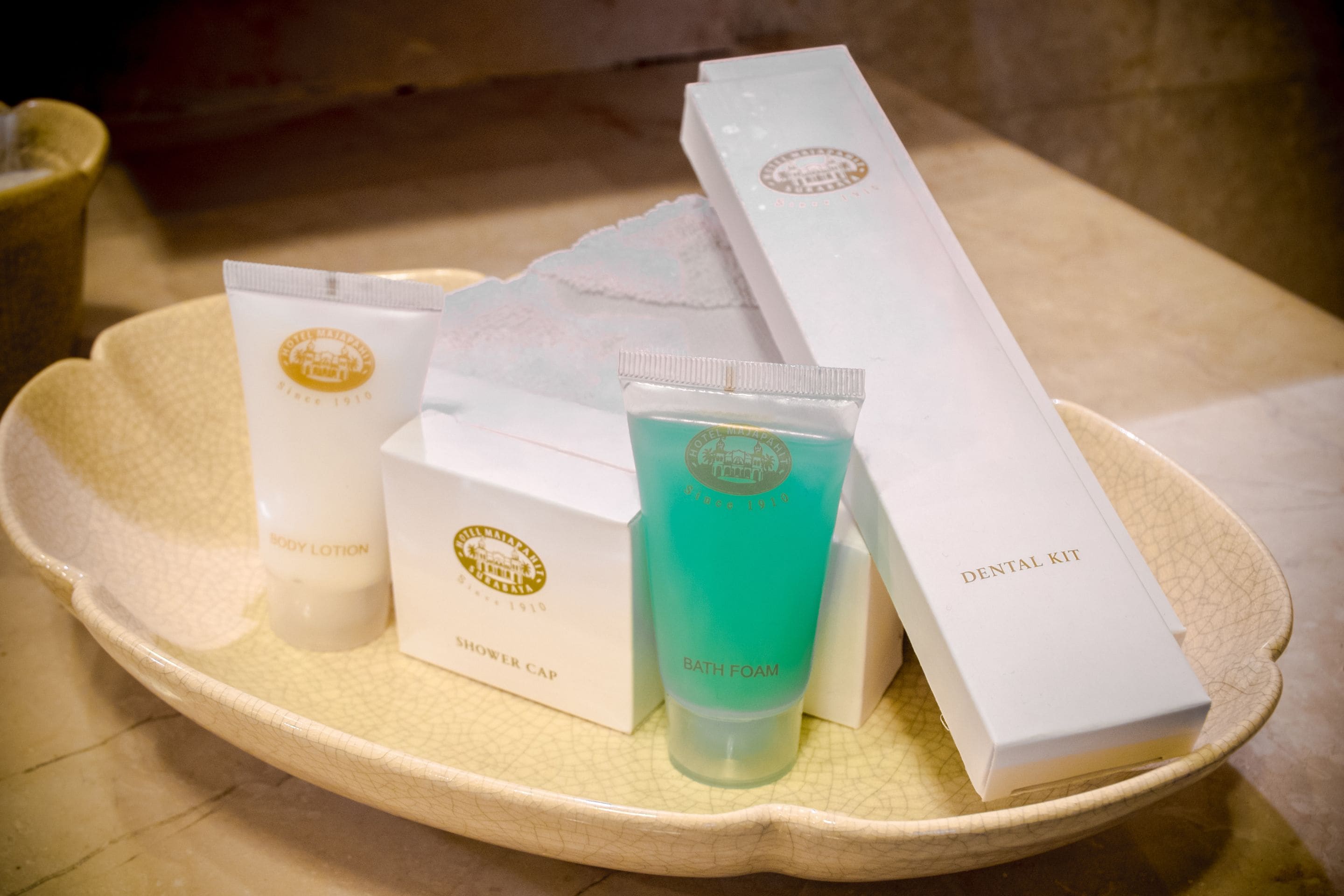 separate bathtub and shower, eco-friendly toiletries, hair dryer