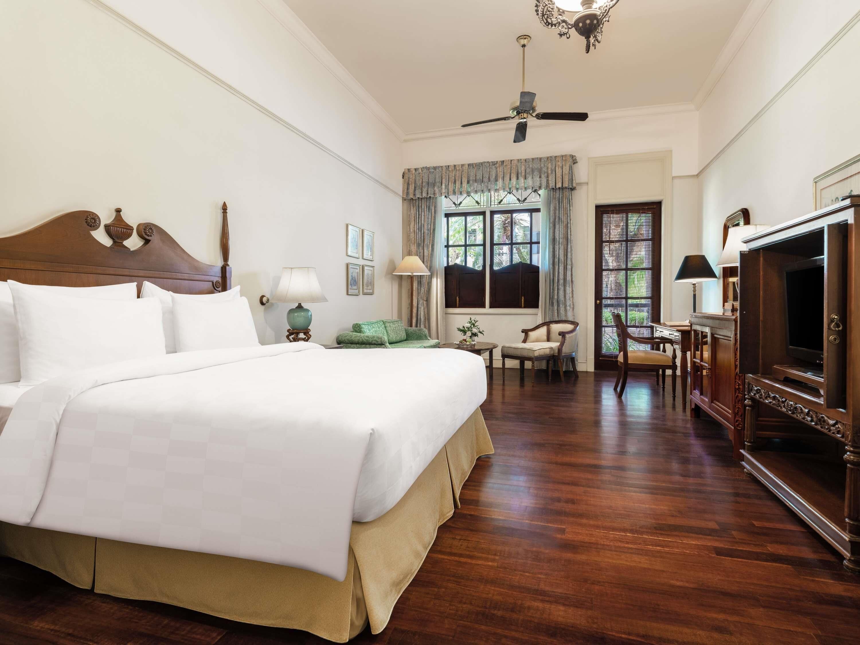 经典客房, 1 张特大床 | 迷你吧、客房内保险箱、办公桌、笔记本电脑工作区