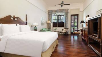 Rom – classic, 1 kingsize-seng | Minibar, safe på rommet, skrivebord og skrivebord for bærbar PC