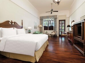 Classic Room, 1 King Bed | Minibar, in-room safe, desk, laptop workspace