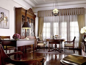 1 phòng ngủ, minibar, két bảo mật tại phòng, bàn