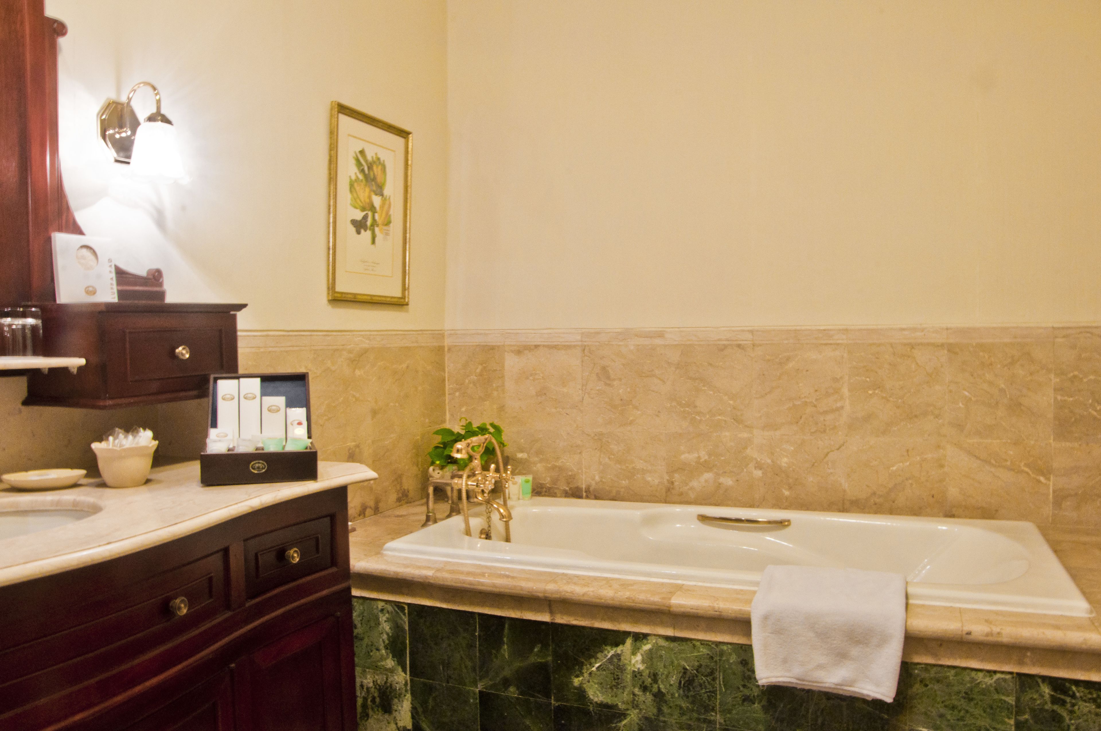 separate bathtub and shower, eco-friendly toiletries, hair dryer