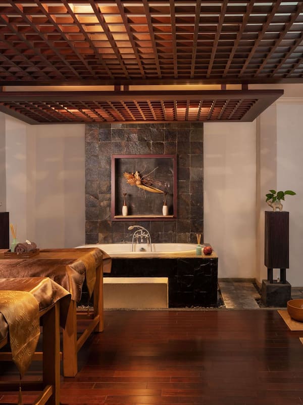 Couples treatment rooms, sauna, hot tub, steam room, body treatments