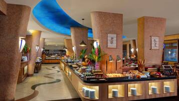 3 restaurantes, se sirven comidas, cenas y cocina internacional