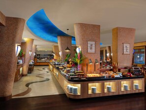 3 restoran, melayani makan siang dengan sajian masakan internasional