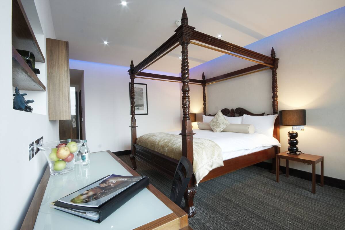 junior suite | in-room safe, desk, soundproofing, free wifi