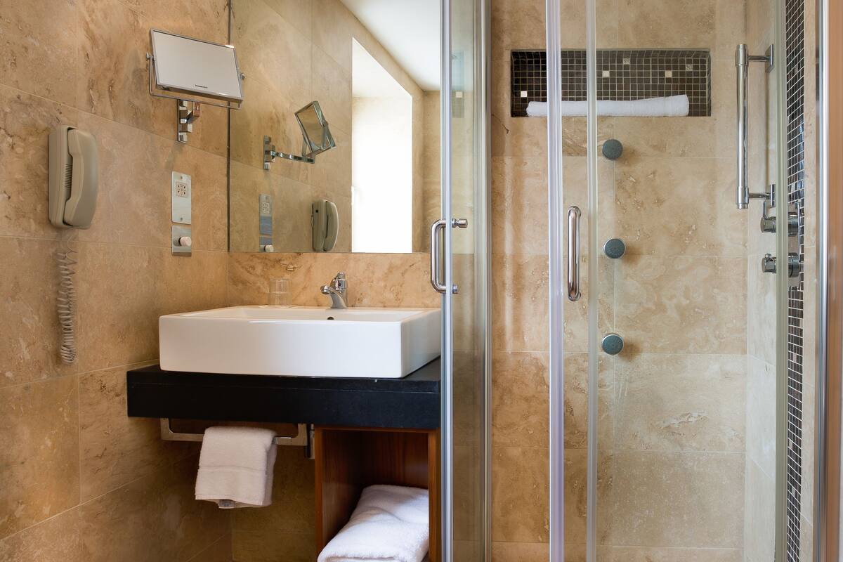 combined shower/bathtub, hair dryer, towels