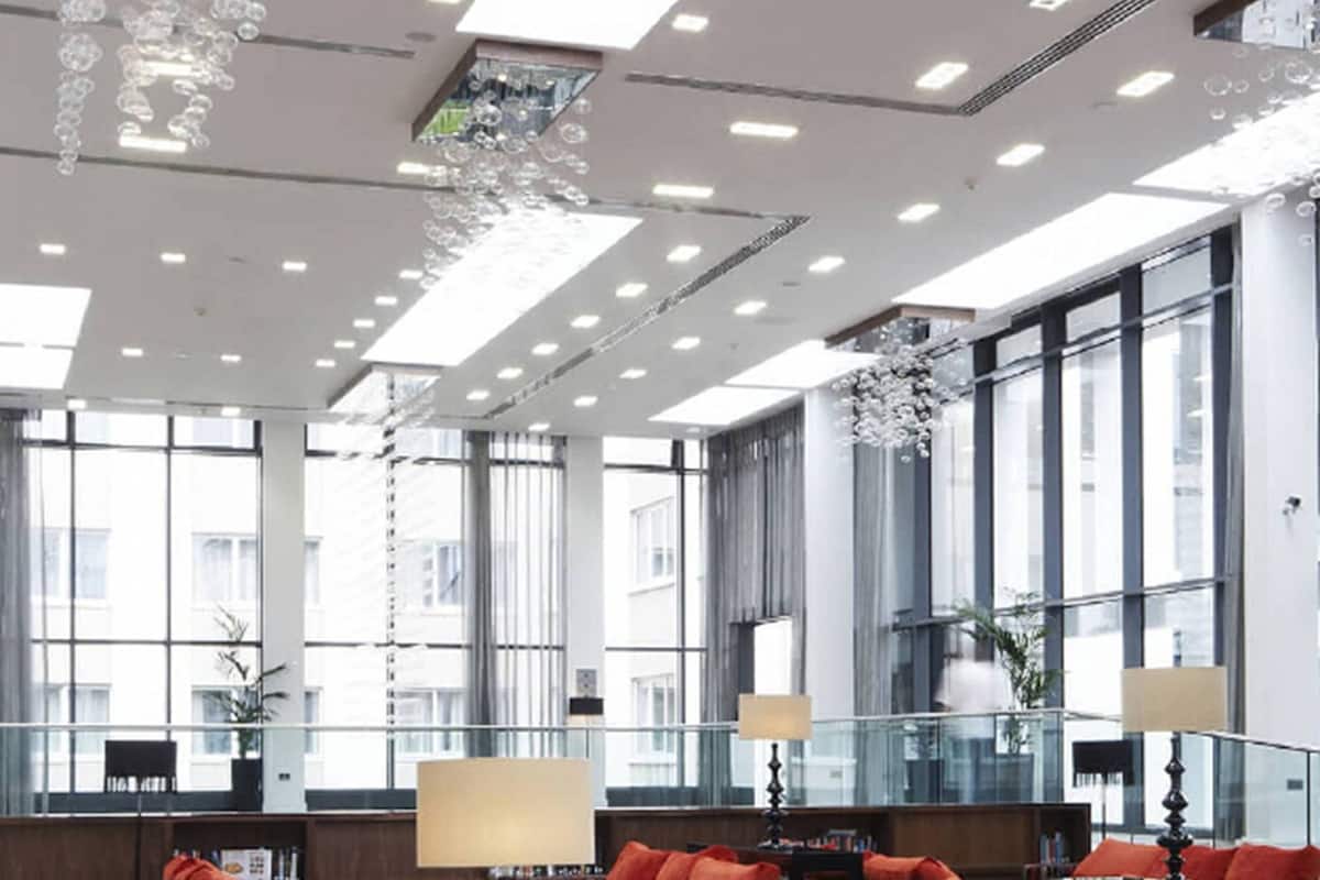 serves lunch, dinner and brunch