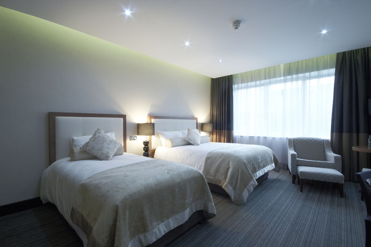 deluxe double room | in-room safe, desk, soundproofing, free wifi
