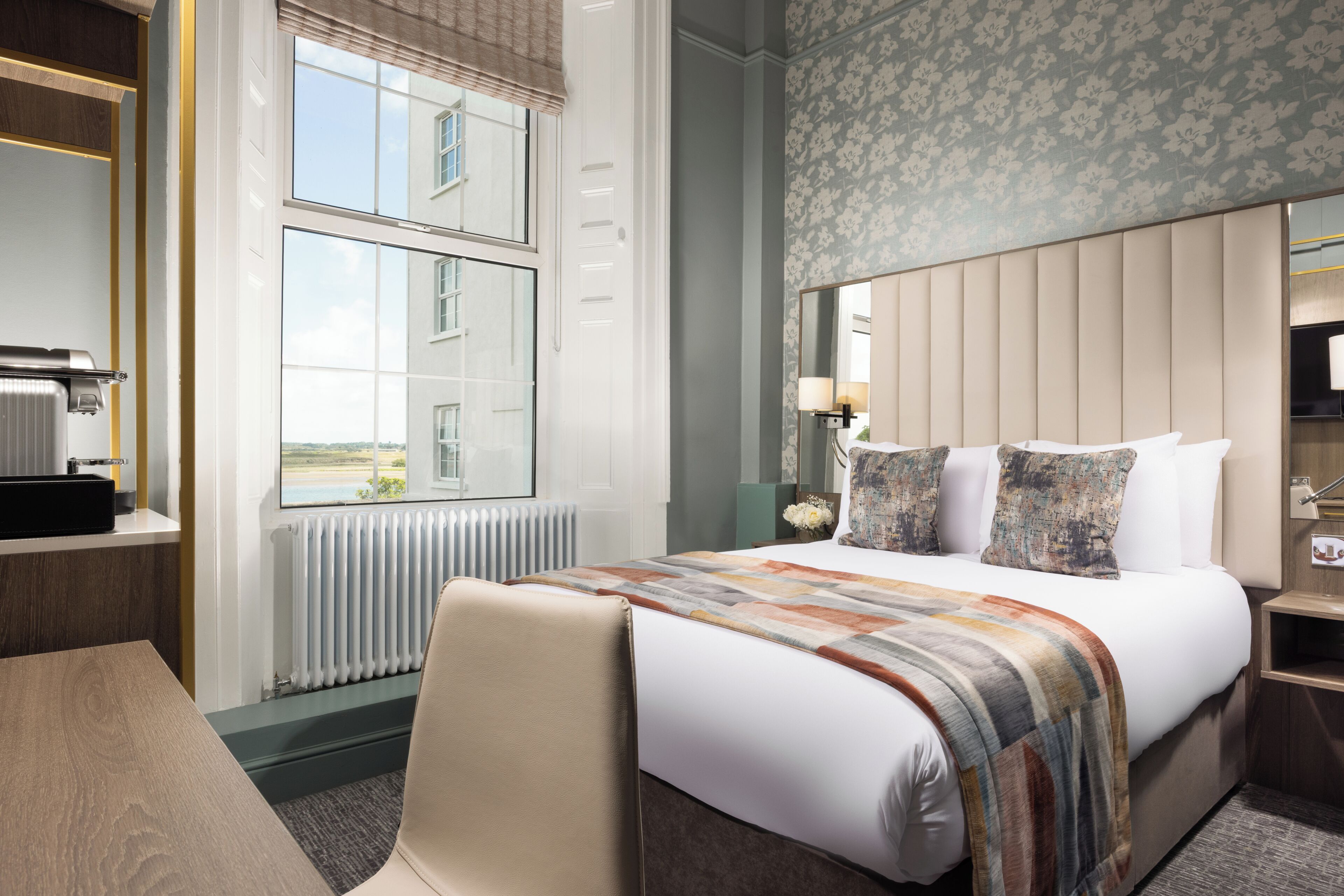 Phoenix Single Room | Hypo-allergenic bedding available, in-room safe, desk, laptop workspace