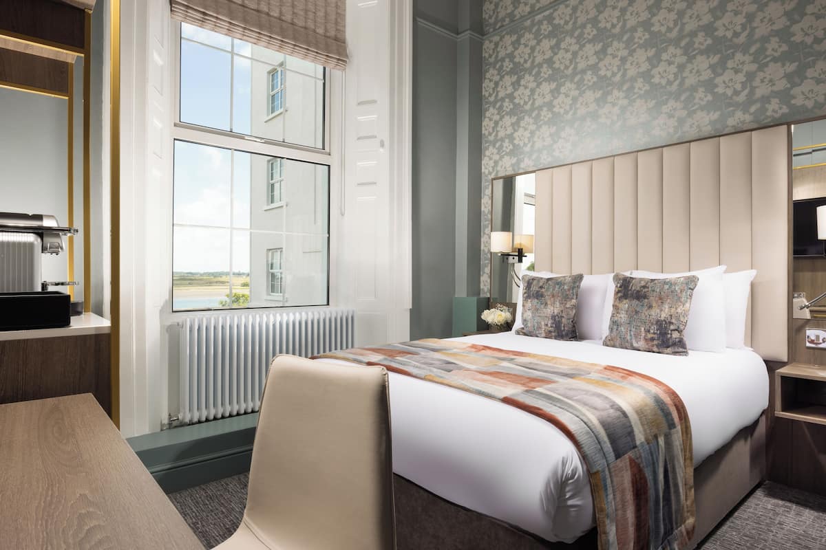 Phoenix Single Room | Hypo-allergenic bedding available, in-room safe, desk, laptop workspace