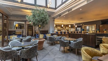 Serviert Mittagessen und Abendessen