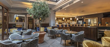 Serves lunch and dinner