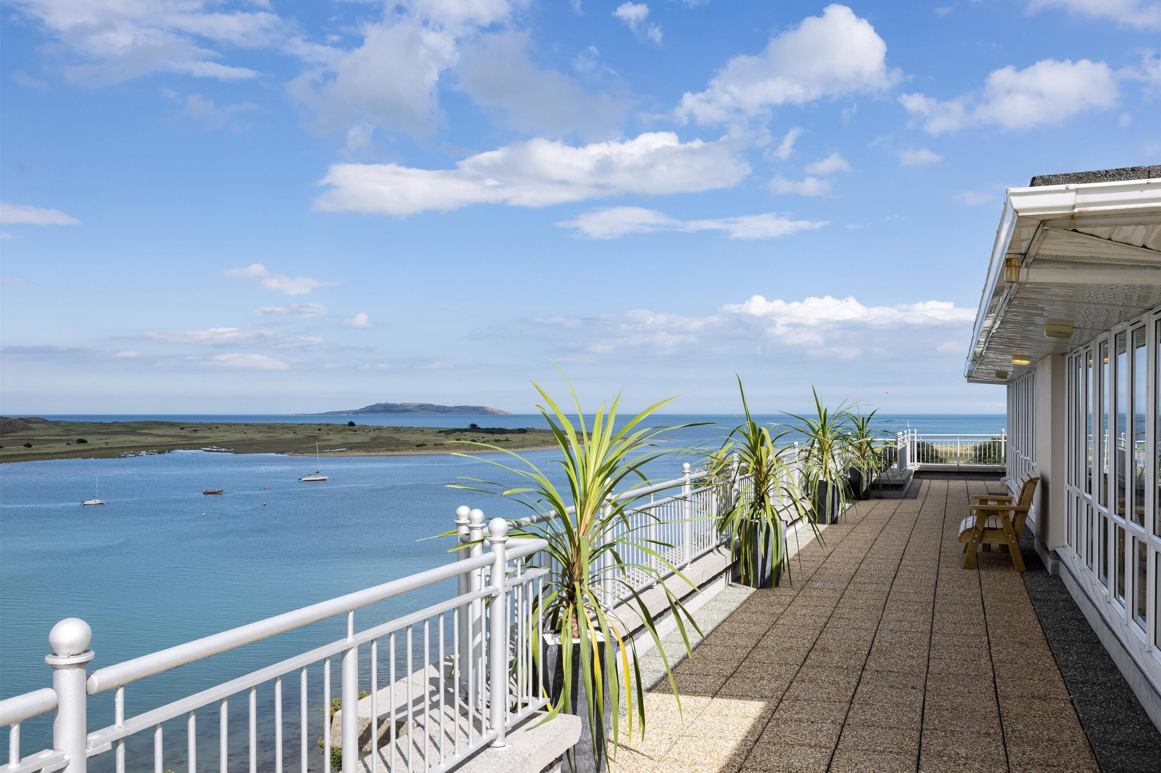 Tallelokero huoneessa, työpöytä