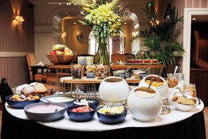 Desayuno completo diario (EUR 25.00 por persona)