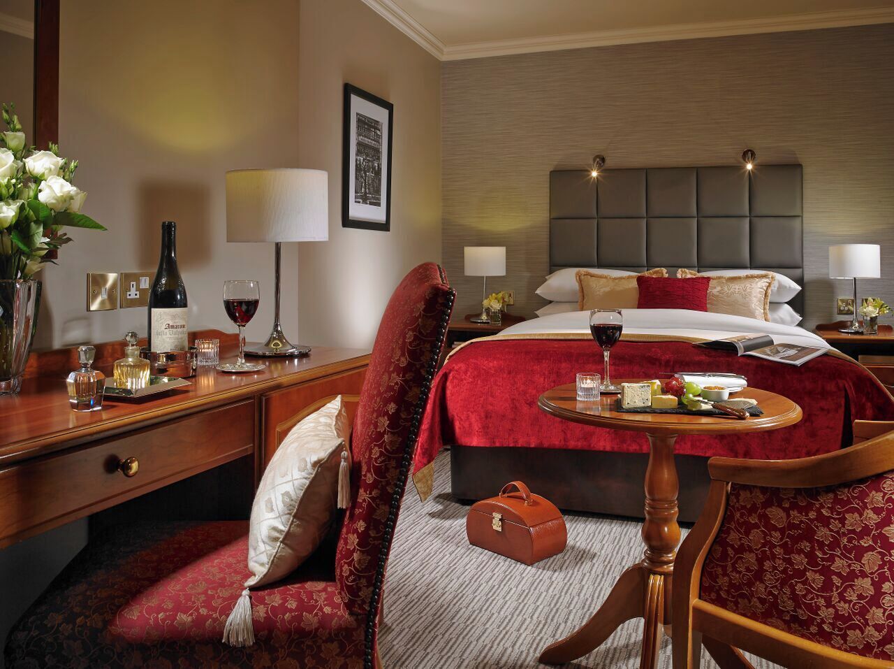 Coffres-forts dans les chambres, bureau, fer et planche à repasser