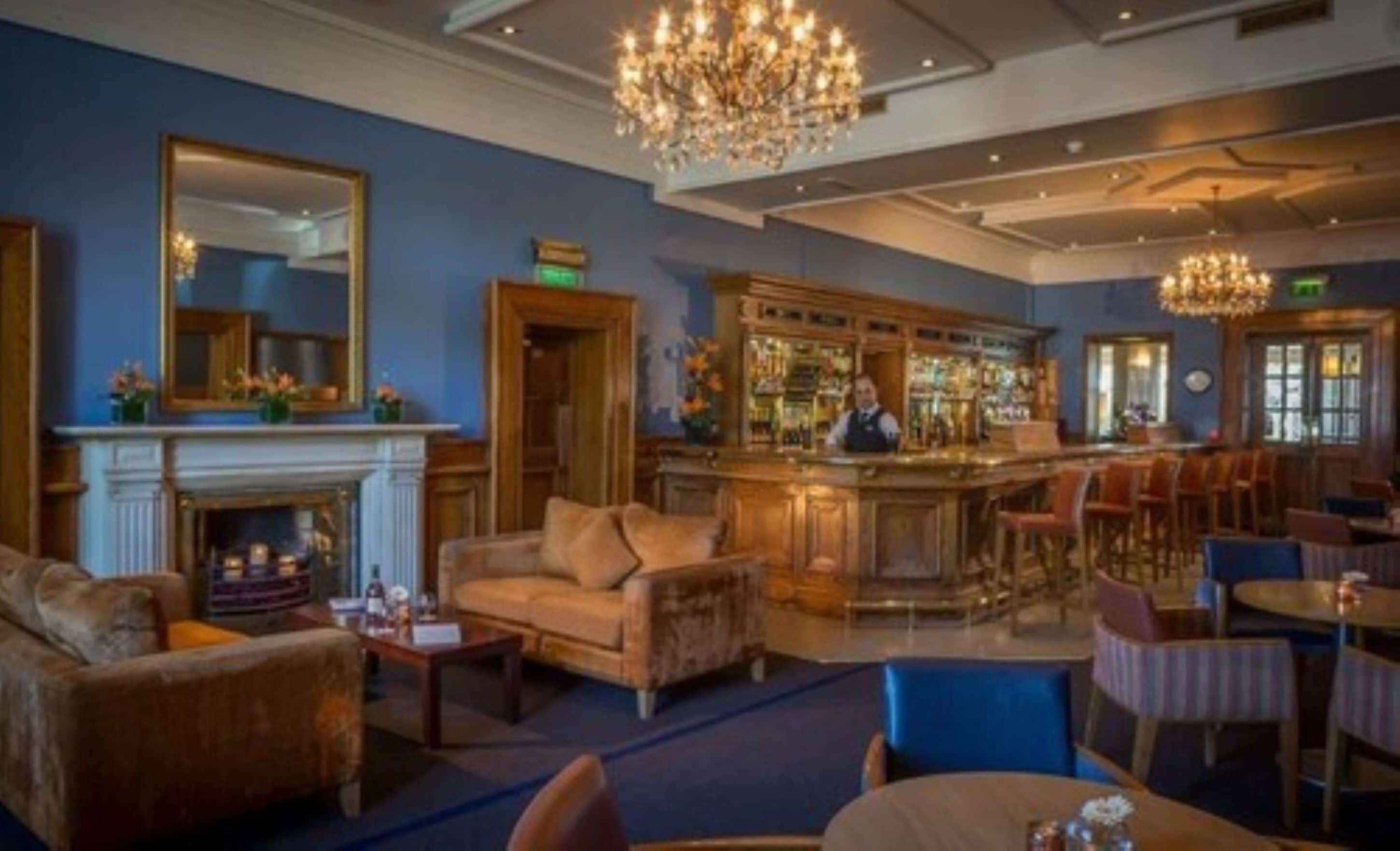 serves breakfast, lunch and dinner