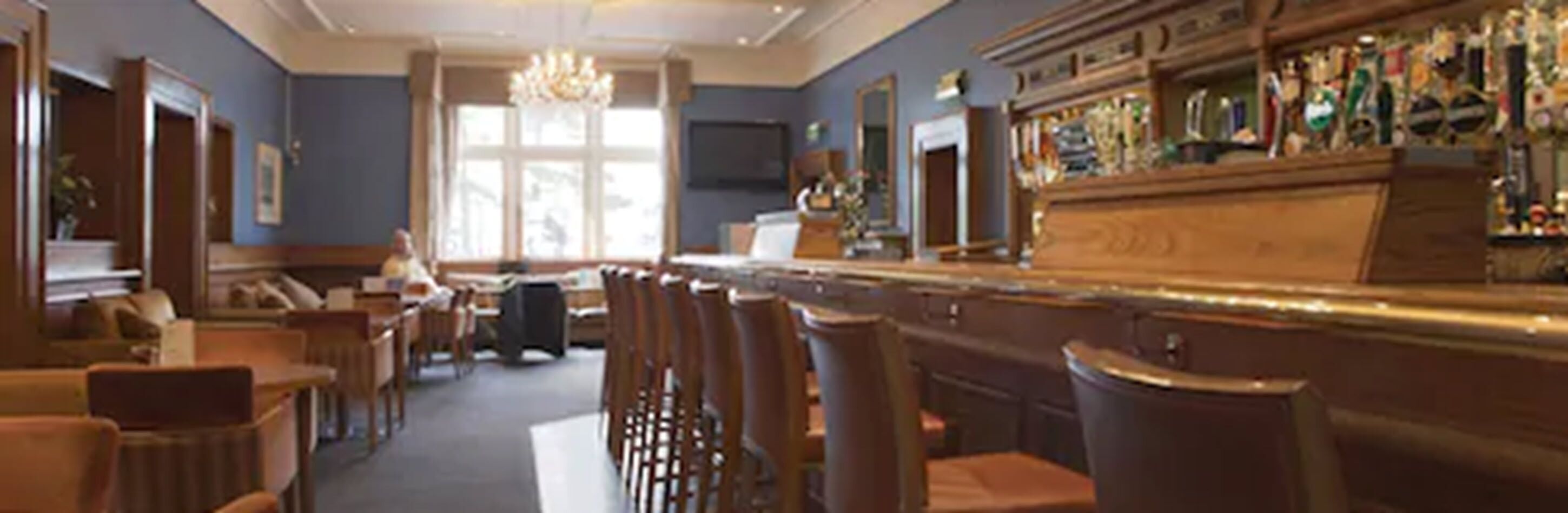 serves breakfast, lunch and dinner