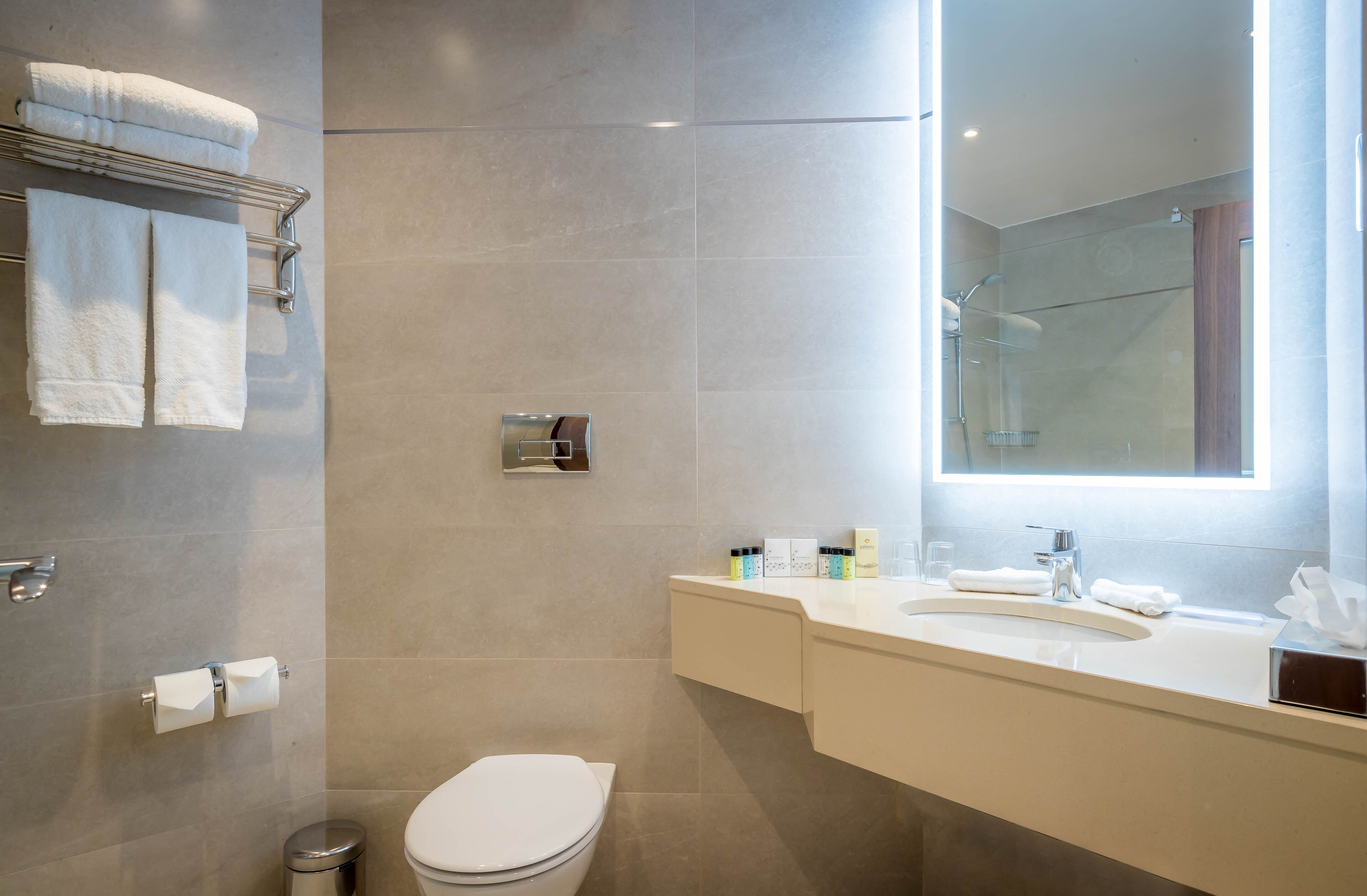 combined shower/bathtub, free toiletries, hair dryer, towels