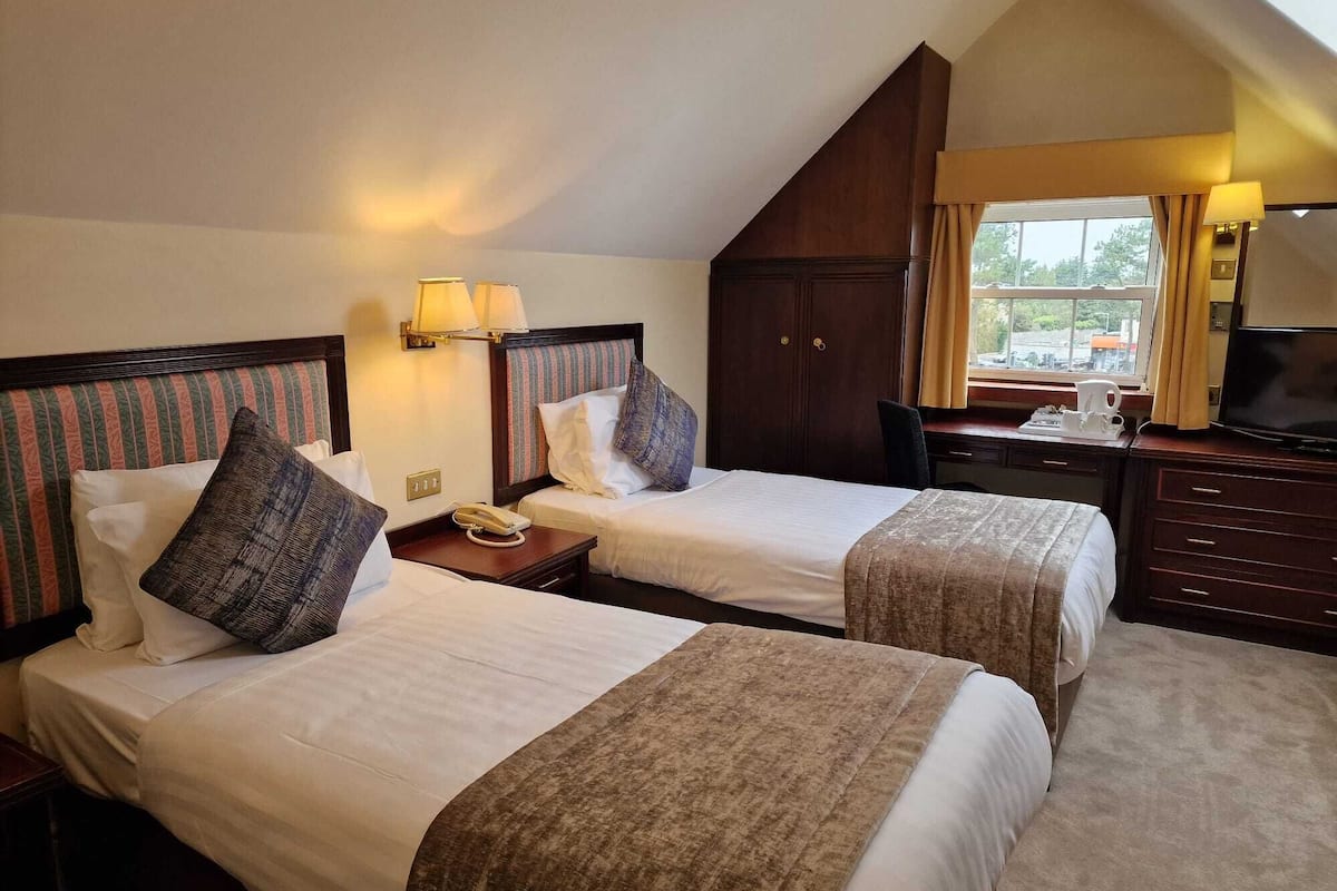 standard twin room | 1 bedroom, in-room safe, desk, laptop workspace