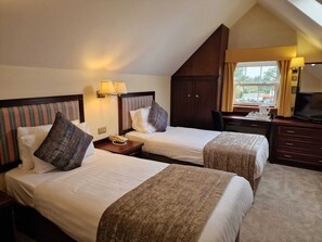 Standard Twin Room | 1 bedroom, in-room safe, desk, laptop workspace