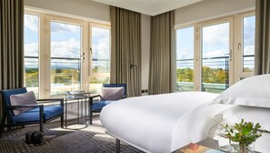 Signature-rum - 1 queensize-säng | Allergitestade sängkläder, värdeförvaringsskåp på rummet och skrivbord