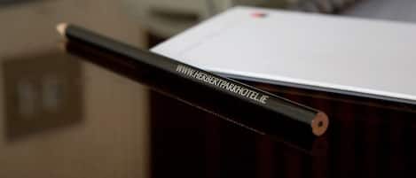 A black pen with the text "WWW.HERBERTPARKHOTEL.DE" on a white paper.
