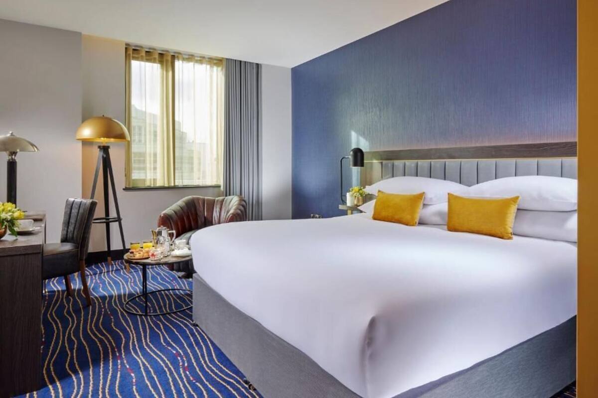 Premium bedding, in-room safe, desk, laptop workspace