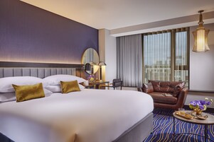 Deluxe King room | Premium bedding, in-room safe, desk, laptop workspace