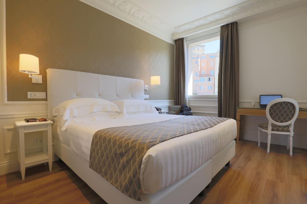 1 bedroom, premium bedding, down comforters, free minibar