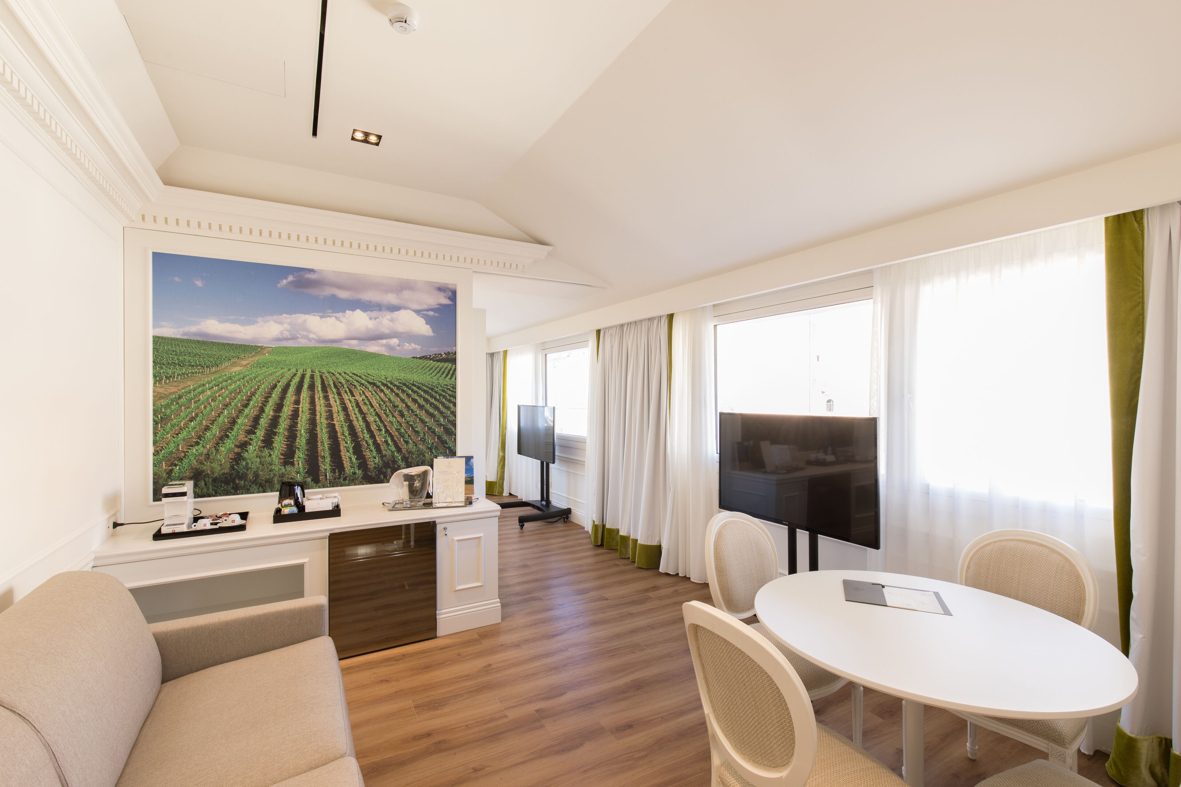 suite (wine) | living area | 43-inch lcd tv with satellite channels, tv