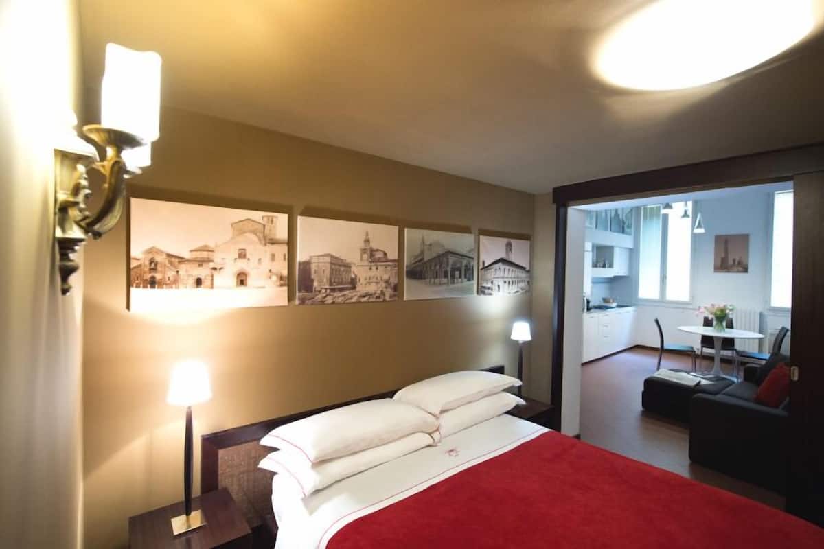 1 bedroom, premium bedding, down duvets, minibar