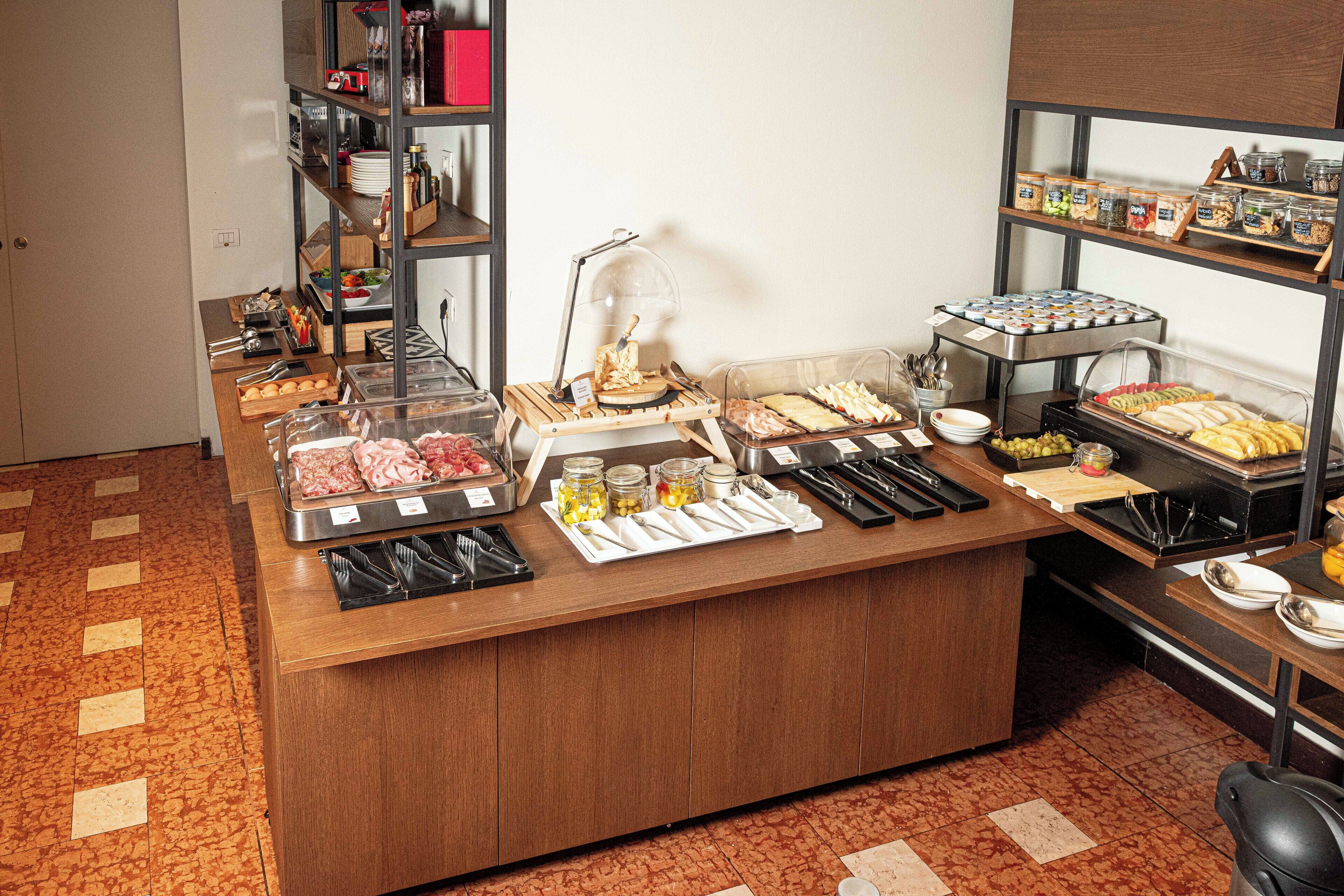 Een buffetopstelling met diverse gerechten en toevoegingen.