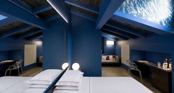 Camera Deluxe | Biancheria da letto di alta qualità, copriletto in piuma, minibar