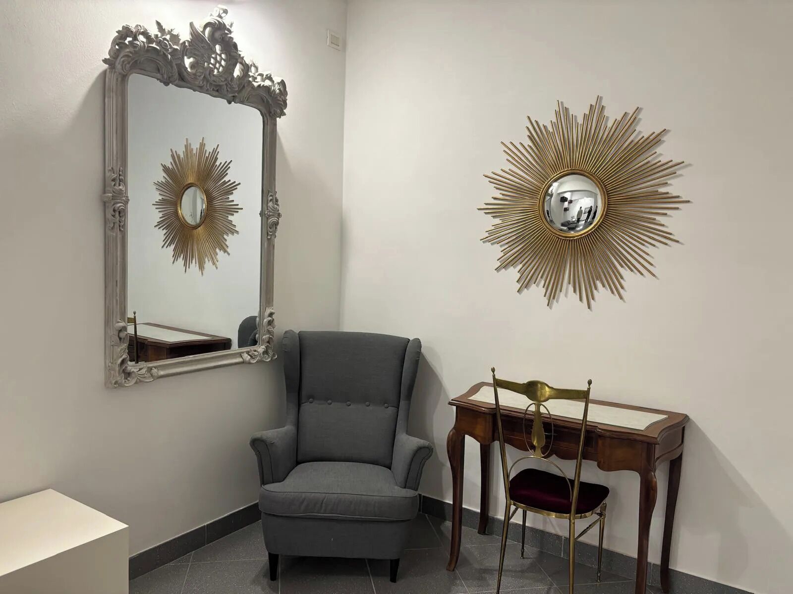 asinelli apartment | living area | flat-screen tv