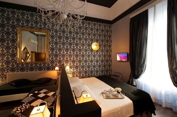 Family Room, 1 Queen Bed | 1 bedroom, hypo-allergenic bedding, minibar, in-room safe